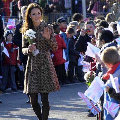 Kate Middleton in einem Orla Kiely Mantel um 270 Euro 