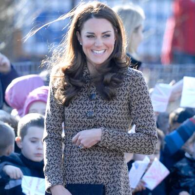 Kate Middleton in einem Orla Kiely Mantel um 270 Euro 