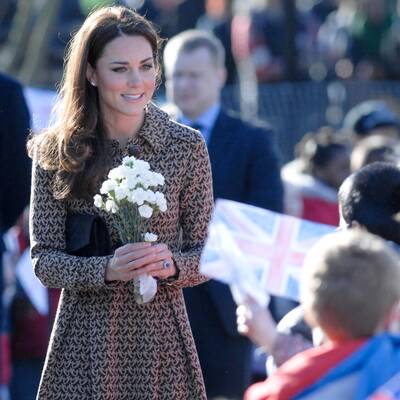 Kate Middleton in einem Orla Kiely Mantel um 270 Euro 