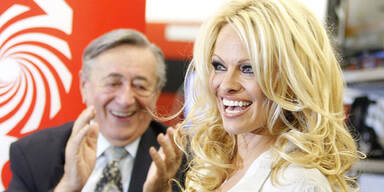 Pamela Anderson zickt bei Lugner