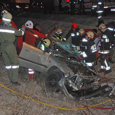 Mit Auto in Baustellengraben gestürzt