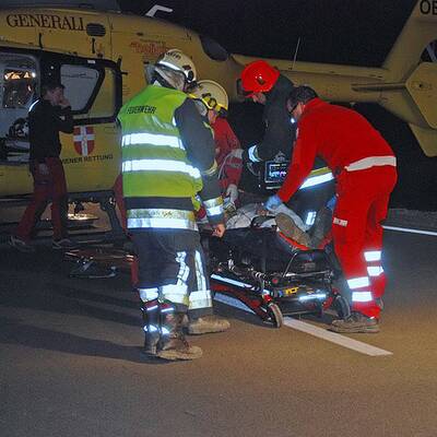 Mit Auto in Baustellengraben gestürzt