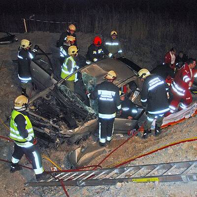 Mit Auto in Baustellengraben gestürzt