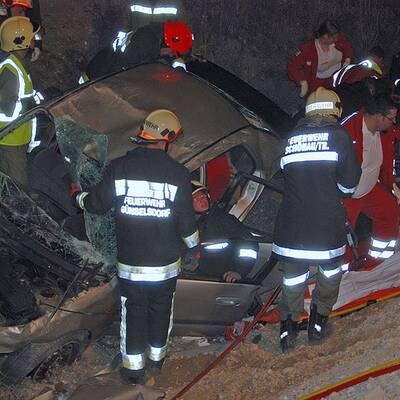 Mit Auto in Baustellengraben gestürzt