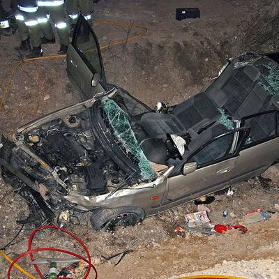 Mit Auto in Baustellengraben gestürzt