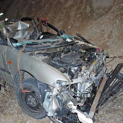 Mit Auto in Baustellengraben gestürzt