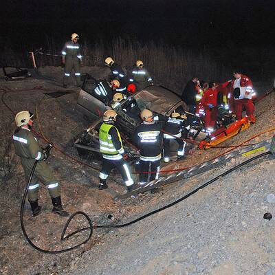 Mit Auto in Baustellengraben gestürzt