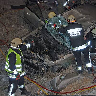 Mit Auto in Baustellengraben gestürzt