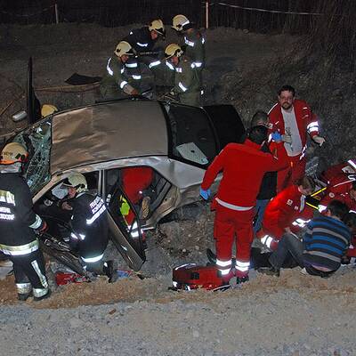 Mit Auto in Baustellengraben gestürzt