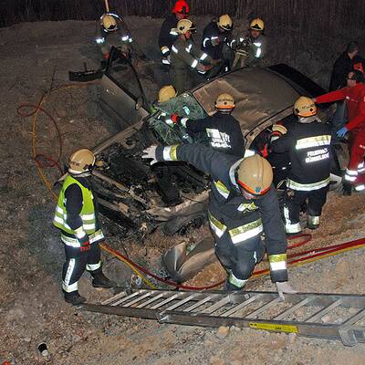 Mit Auto in Baustellengraben gestürzt