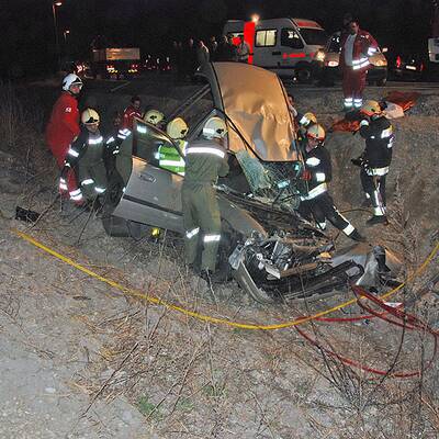 Mit Auto in Baustellengraben gestürzt