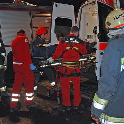 Mit Auto in Baustellengraben gestürzt