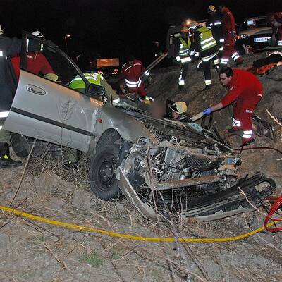 Mit Auto in Baustellengraben gestürzt