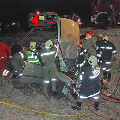Mit Auto in Baustellengraben gestürzt