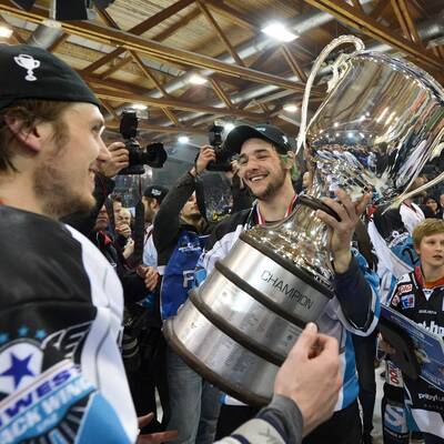  Black Wings Linz feiern Meistertitel