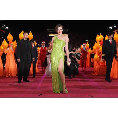 Milla Jovovich besticht in Neongrün