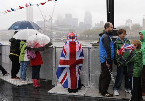 Queen Elizabeth II trägt Swarovski-Kleid
