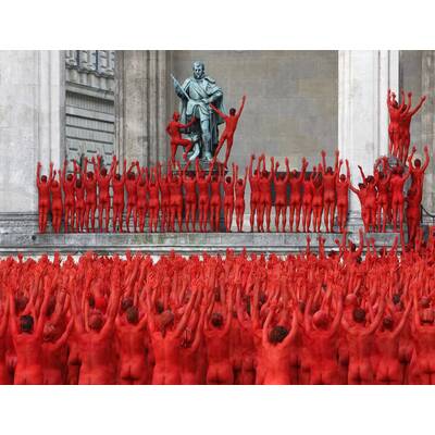 1700 Nackedeis posieren für Fotokünstler