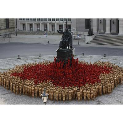 1700 Nackedeis posieren für Fotokünstler