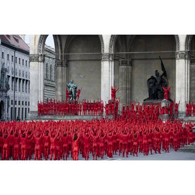1700 Nackedeis posieren für Fotokünstler