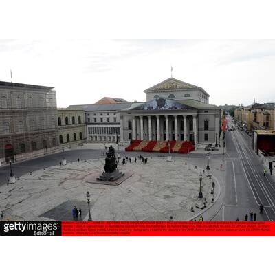 1700 Nackedeis posieren für Fotokünstler