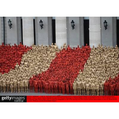 1700 Nackedeis posieren für Fotokünstler