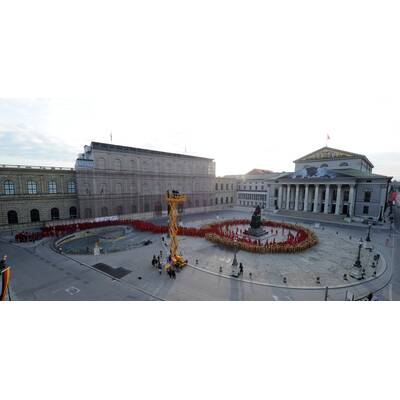 1700 Nackedeis posieren für Fotokünstler