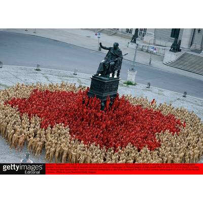 1700 Nackedeis posieren für Fotokünstler