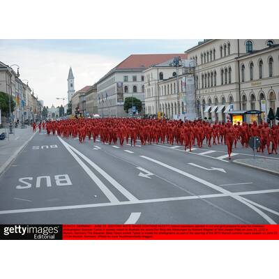 1700 Nackedeis posieren für Fotokünstler