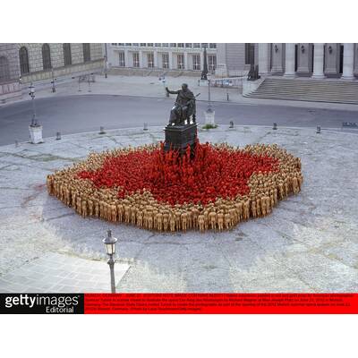 1700 Nackedeis posieren für Fotokünstler