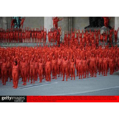 1700 Nackedeis posieren für Fotokünstler