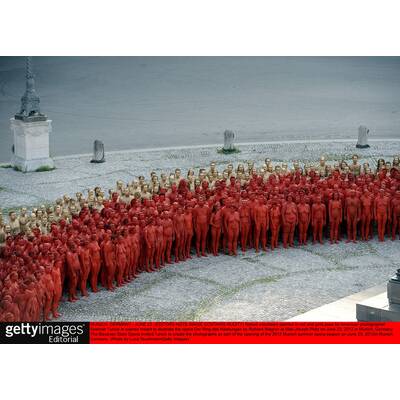 1700 Nackedeis posieren für Fotokünstler