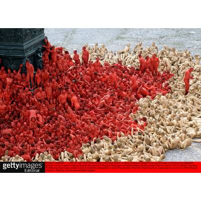 1700 Nackedeis posieren für Fotokünstler