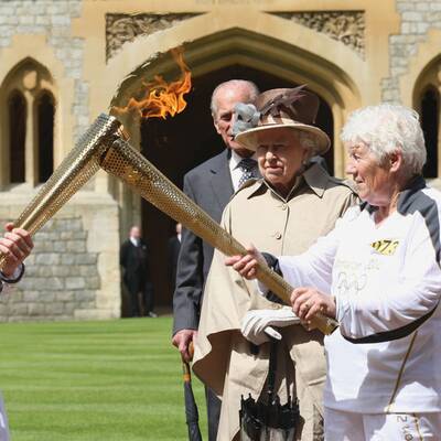 Queen empfängt Olympisches Feuer