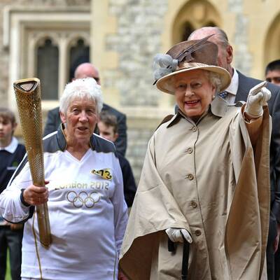 Queen empfängt Olympisches Feuer