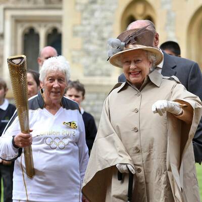Queen empfängt Olympisches Feuer