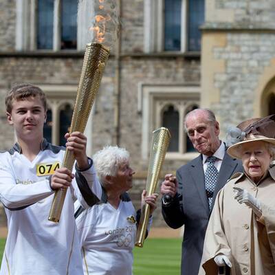 Queen empfängt Olympisches Feuer