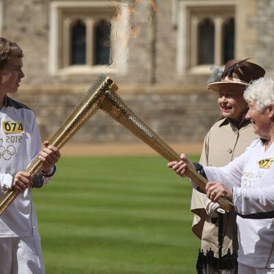 Queen empfängt Olympisches Feuer