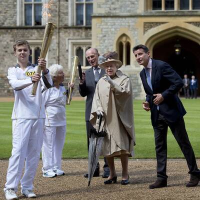 Queen empfängt Olympisches Feuer