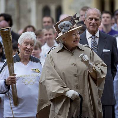 Queen empfängt Olympisches Feuer