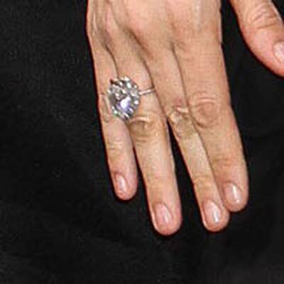 Uma Thurman zeigt verdächtigen Klunker