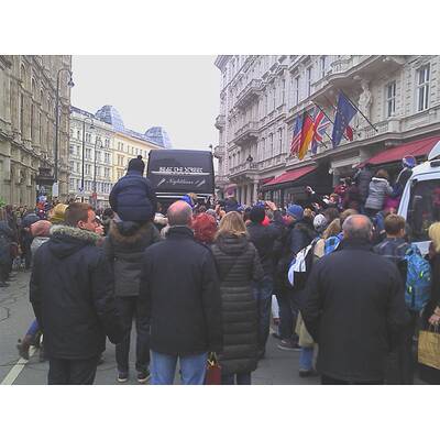 Jusnin Bieber Fans belagern Hotel Sacher