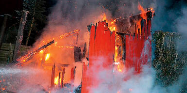 Die kleine Holzhütte im Ortsteil Unteraspang stand in Flammen.