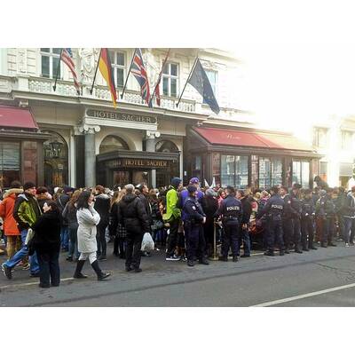 Justin Bieber Fans belagern Hotel Sacher