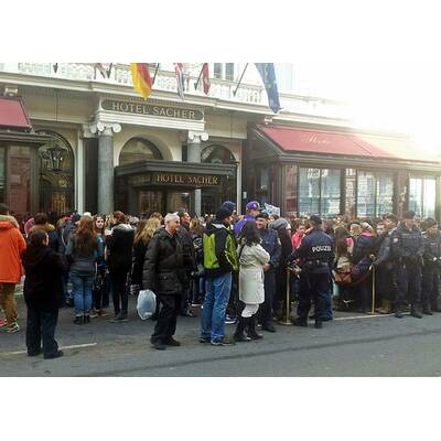 Justin Bieber Fans belagern Hotel Sacher