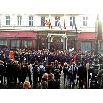 Justin Bieber Fans belagern Hotel Sacher