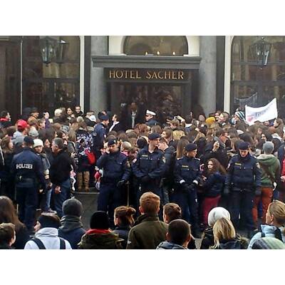 Justin Bieber Fans belagern Hotel Sacher