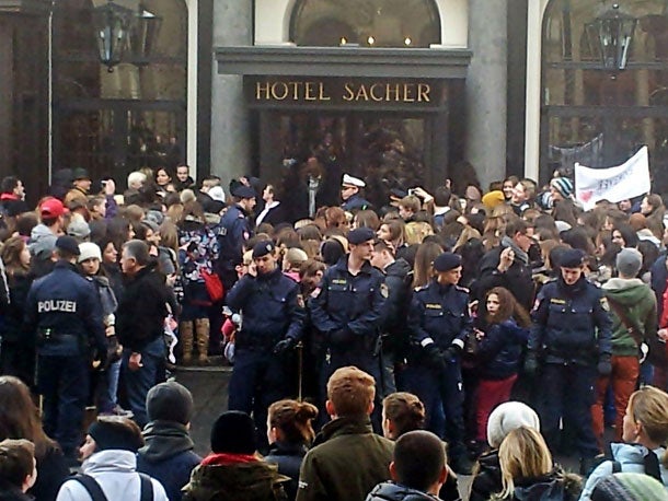 Justin Bieber Fans belagern Hotel Sacher