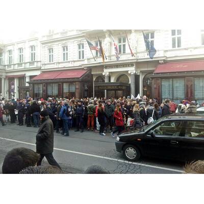 Justin Bieber Fans belagern Hotel Sacher