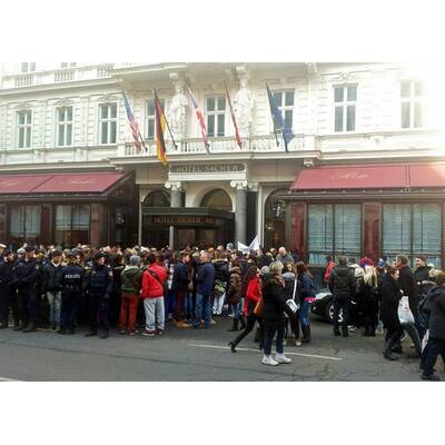 Justin Bieber Fans belagern Hotel Sacher